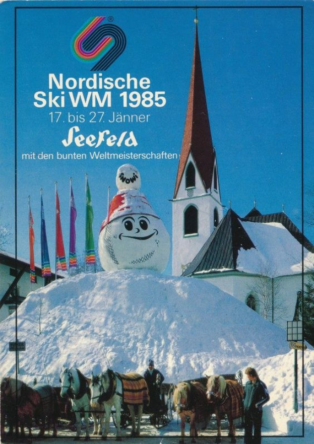 Plakat für die Nordischen Ski-Weltmeisterschaften 1985 in Seefeld, Schweiz, das eine schneebedeckte Landschaft mit Skifahrern, Pferden, Stangen, Flaggen, Gebäuden, Bäumen und Himmel im Hintergrund sowie textliche Informationen zum Ereignis zeigt.