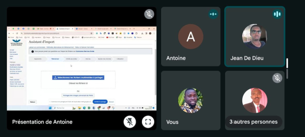 Screenshot eines Computerbildschirms mit einer Videoübertragung mit mehreren Teilnehmern, darunter drei kleinere Profilbilder auf der rechten Seite und der Text "Assistant d'import" unten.
