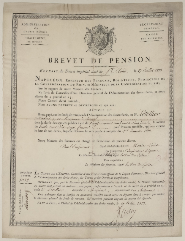 Schwarz-weißes Dokument mit der Aufschrift 'brevet de pension' (Rentenbescheinigung) mit einem Mannsgesicht, Text und einem Logo.