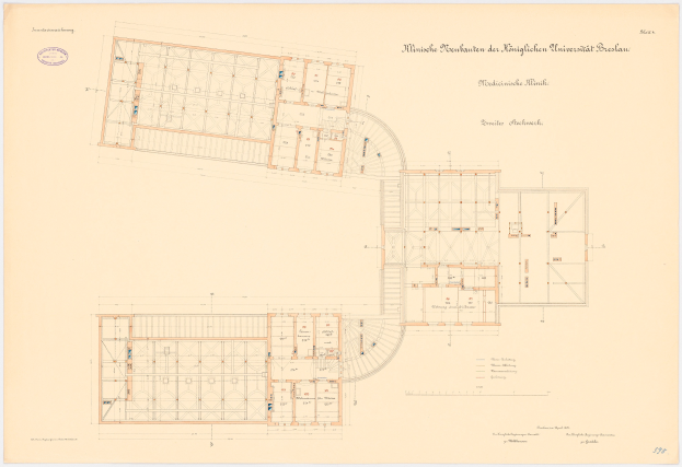 Schwarzes und weißes architektonisches Grundrissbild eines großen Gebäudes mit zahlreichen Räumen, das als Universität Bayern bezeichnet wird, mit detaillierten Texten und Layout-Anmerkungen.