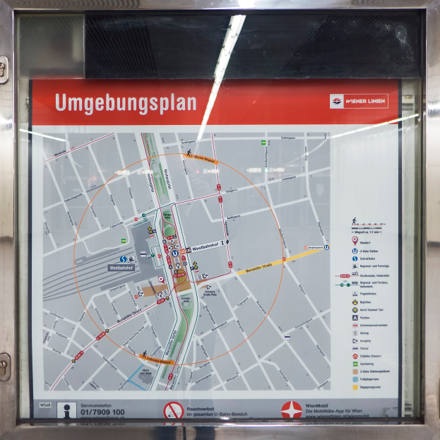Ein detaillierter Routenplan der Münchner U-Bahn auf einer Glasplatte.
