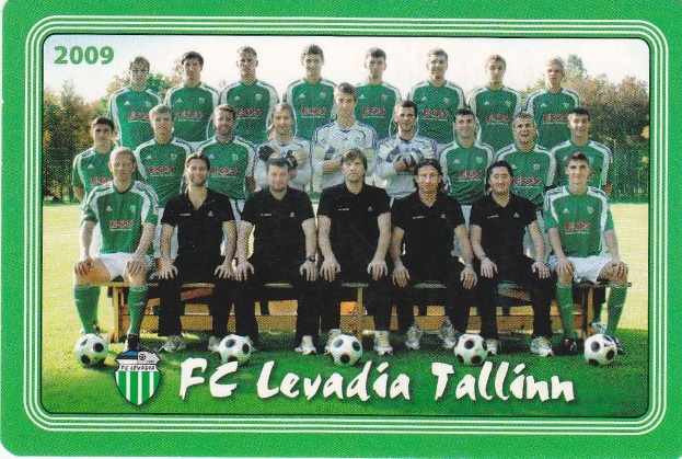 Plakat von FC Levadia Tallinn mit einem Mannschaftsfoto auf einer Bank, Fußballbällen, Bäumen und einem klaren blauen Himmel sowie Text und Logo unten.