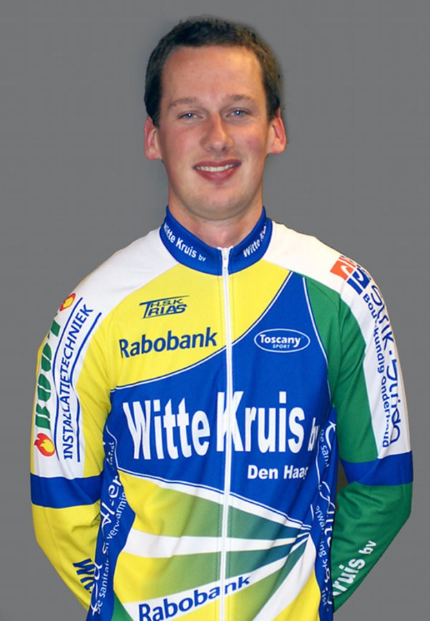 Ein Sportler posiert für ein Foto mit Sponsorennamen auf seinem Trikot.