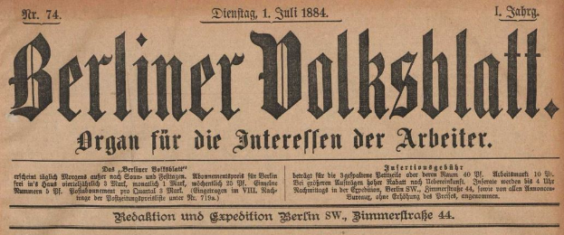 Eine alte, vergilbte Zeitung mit der Überschrift 'Berliner Volksblatt' aus dem Jahr 1884 mit schwarzem Text darauf.