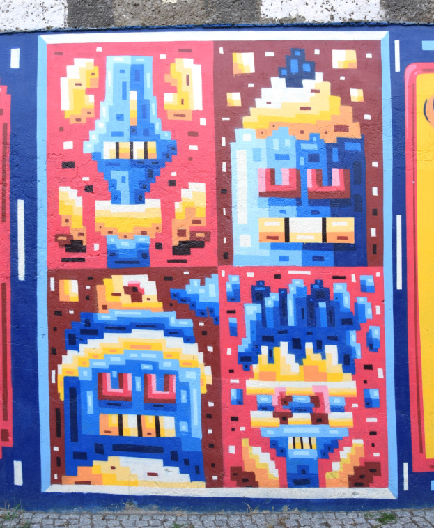Ein farbenfrohes, buntes Wandgemälde an einem Gebäude in Berlin, Deutschland.