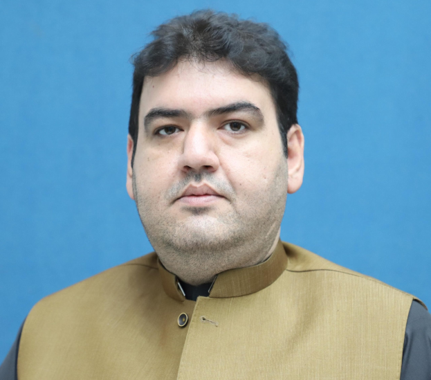 Ein Mann in brauner Weste und schwarzem Hemd steht geknickt vor einem blauen Hintergrund und sieht verzweifelt und hoffnungslos aus, wahrscheinlich wegen einer lebenslangen Haftstrafe.