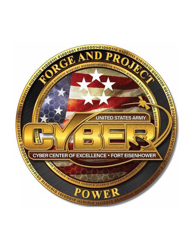 Das Logo des United States Army Cyber Center of Excellence, Fort Eisenhower, zeigt einen blauen Kreis mit einem weißen Stern in der Mitte, umgeben von einem weißen Rand, mit der Inschrift "Forge and Project Cyber Power" darunter in fetter, schwarzer Schrift.