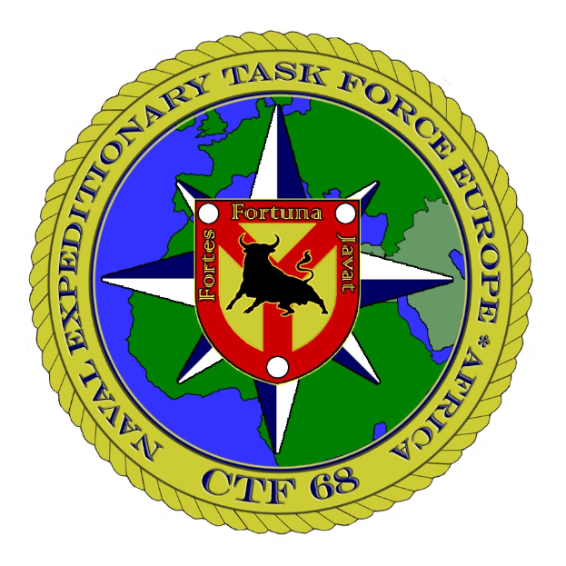 Ein blauer Kreis mit einem weißen Stern in der Mitte, umgeben von einem weißen Rand, der einen weißen Tauben mit ausgebreiteten Flügeln enthält, mit der Beschriftung "Naval Expeditionary Task Force Europe" in fetter schwarzer Schrift um den Kreis.