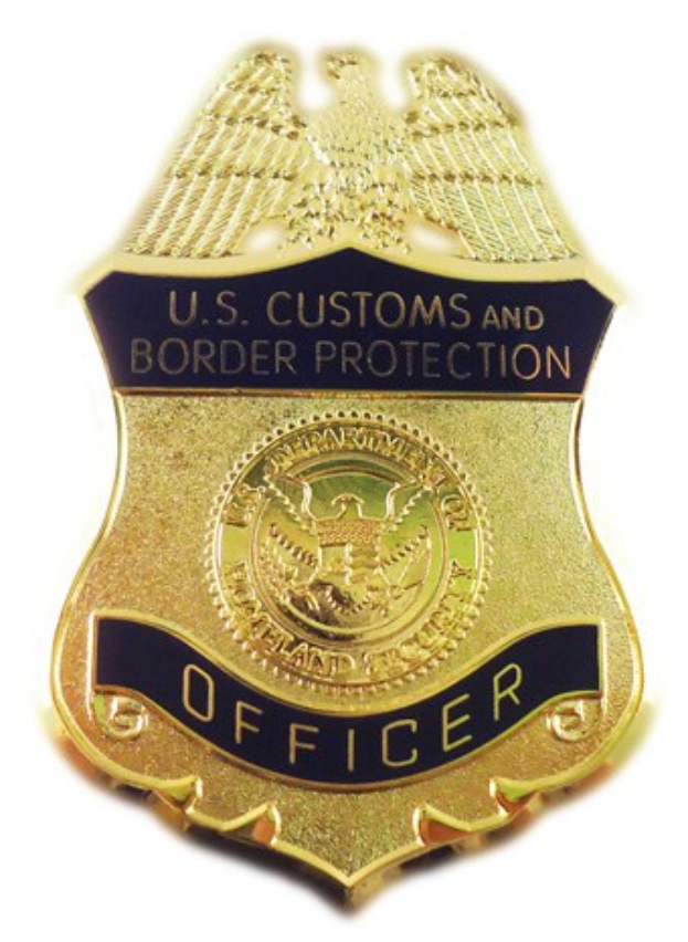 Goldene Plakette mit dem Text "U.S. Customs and Border Protection Officer" auf einem weißen Hintergrund.