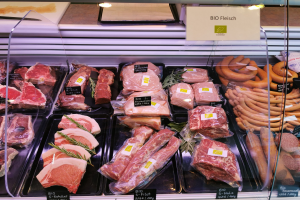 NORMA senkt Preise bei Fleischsortiment um bis zu 26% ab März / Rabatte auf Artikel wie Frikadellen, Curry-Wurst, Minutenteaks und andere gegrillte Produkte