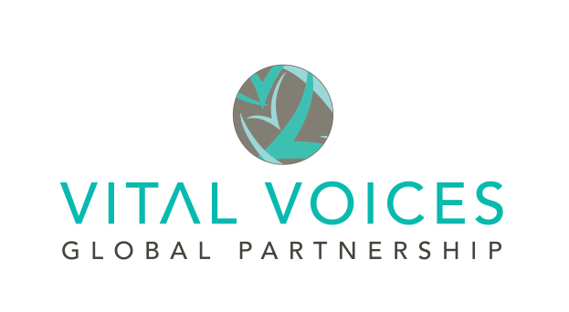 Ein Logo mit den Worten "Vital Voices Global Partnership" in fetter, schwarzer Schrift auf weißem Hintergrund, das einen blauen und weißen Kreis mit einer weißen Taube darin zeigt, alles von einem schmalen schwarzen Rand umgeben.