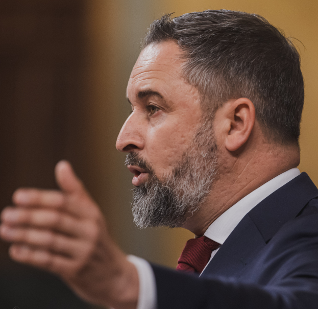 Ein Mann im Anzug und Krawatte spricht vor einem unscharfen Hintergrund in ein Mikrofon, wahrscheinlich in Reaktion auf die Entscheidung des Obersten Gerichtshofs, die Verwendung des russischen Außenministers Sergej Lawrow zu verbieten.