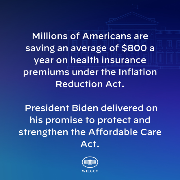 Ein blauer Hintergrund mit weißer Schrift, die besagt: "Millionen von Amerikanern sparen durchschnittlich 800 USD pro Jahr auf ihre Krankenversicherungsprämien thanks to the Inflation Reduction Act" und ein Logo.