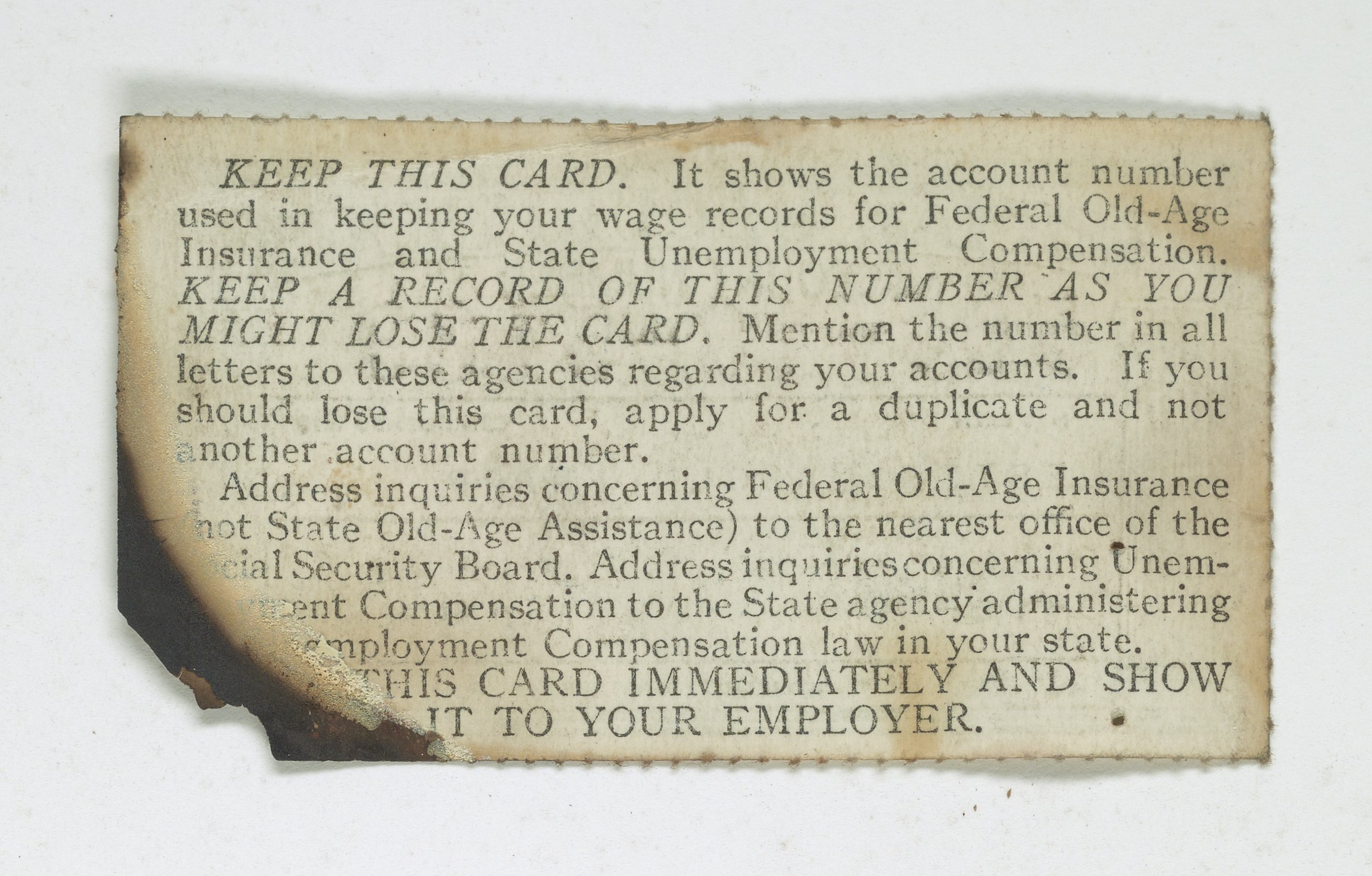 Ein Blatt Papier mit dem Text "Behalten Sie diese Karte, sie zeigt die Kontonummer, die für die Führung Ihrer Lohnunterlagen für die Bundesaltenversicherung und die Arbeitslosenversicherung verwendet wird."