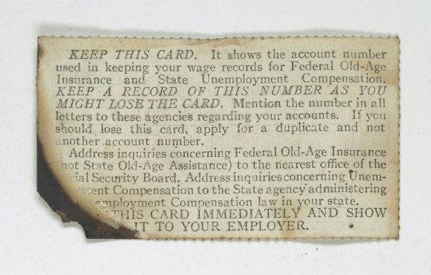 Ein Blatt Papier mit dem Text "Behalten Sie diese Karte, sie zeigt die Kontonummer, die für die Führung Ihrer Lohnunterlagen für die Bundesaltenversicherung und die Arbeitslosenversicherung verwendet wird."