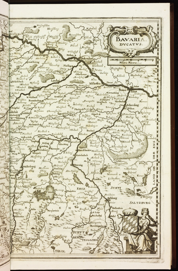 Ein aufgeschlagenes Buch mit einer detaillierten Karte von Bayern, auf der Städte, Ortschaften, Flüsse und andere geografische Merkmale verzeichnet sind.