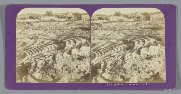 Schwarz-weiß-Stereoskopische Ansichten des antiken Amphitheaters in Syrakus, zeigen Sitzplätze, Strukturen, Bäume und Himmel mit Text im Rahmen.